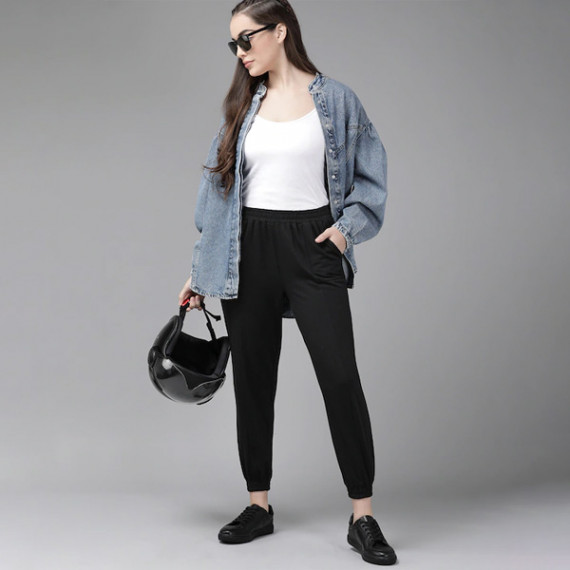 https://www.fabcrab.in/products/women-black-solid-straight-fit-cropped-joggers